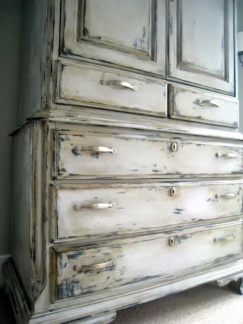 How to Distress Wood With Chalk Paint