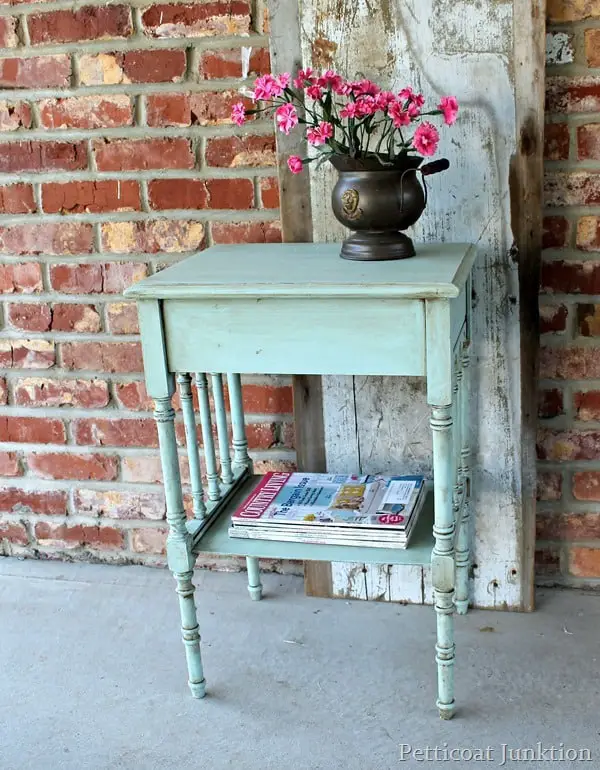 How to Antique Wood Furniture With Paint